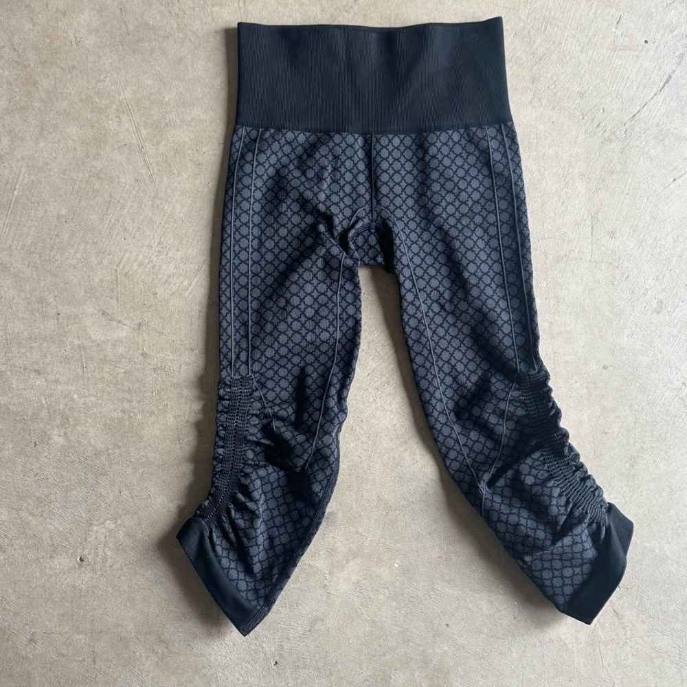 Lululemon Women's In The Flow Crop Pants Seamless Black Geo Soul Print Size 2